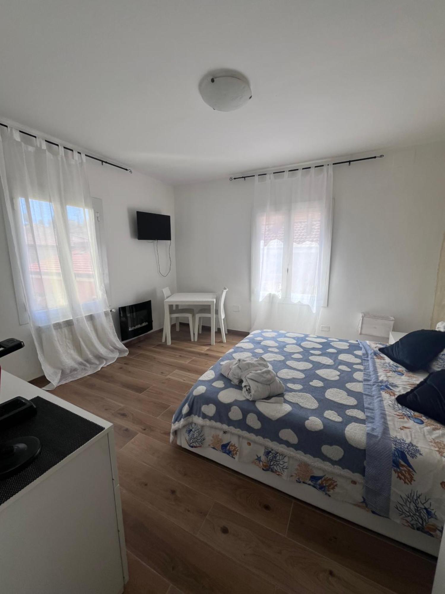 La Casa Del Giglio Hotel Albenga Bagian luar foto