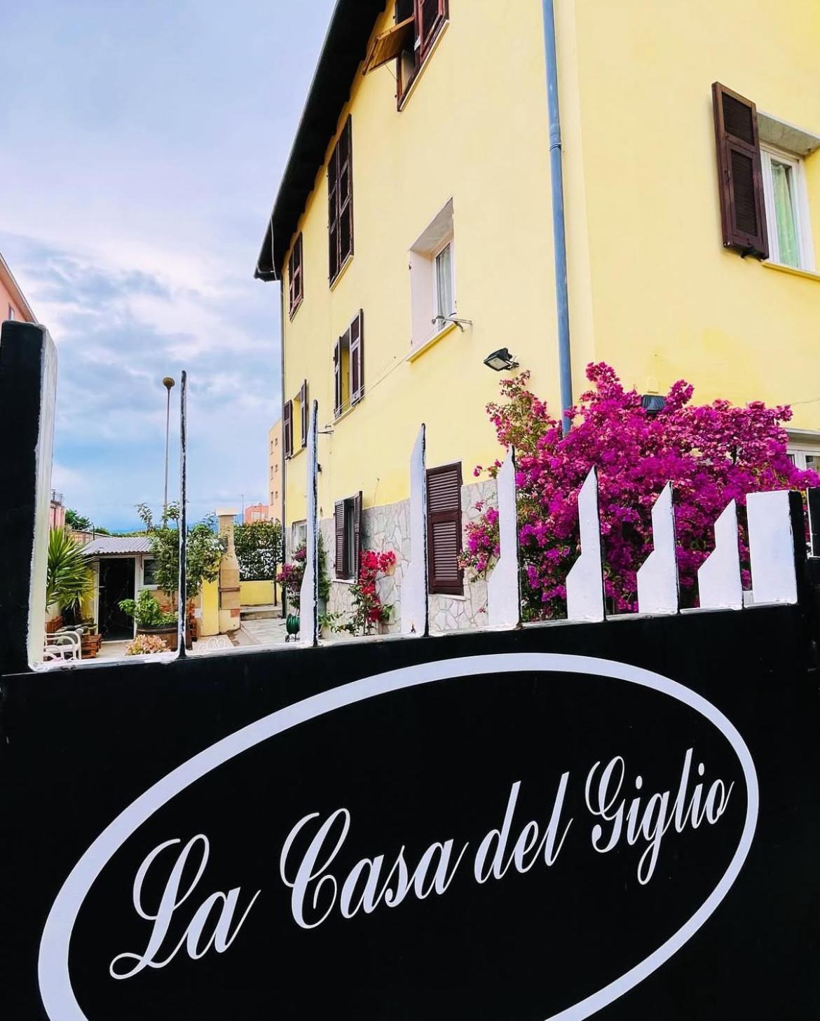La Casa Del Giglio Hotel Albenga Bagian luar foto