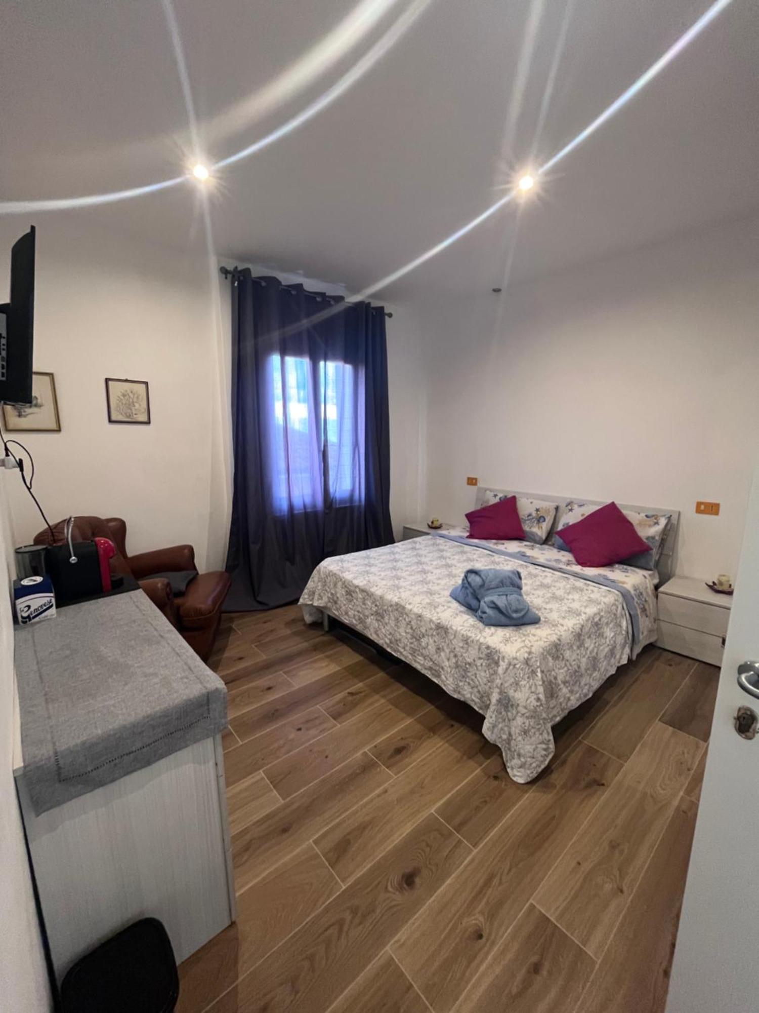La Casa Del Giglio Hotel Albenga Bagian luar foto