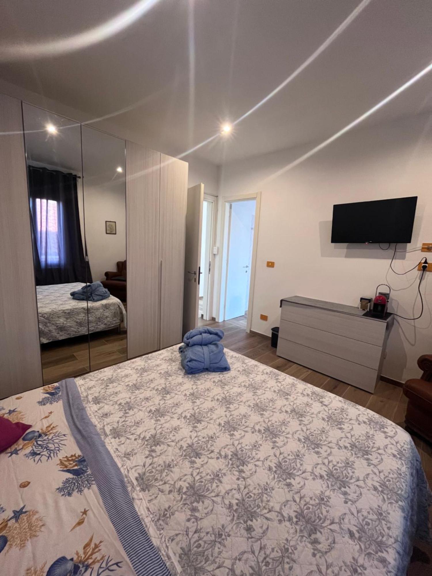 La Casa Del Giglio Hotel Albenga Bagian luar foto