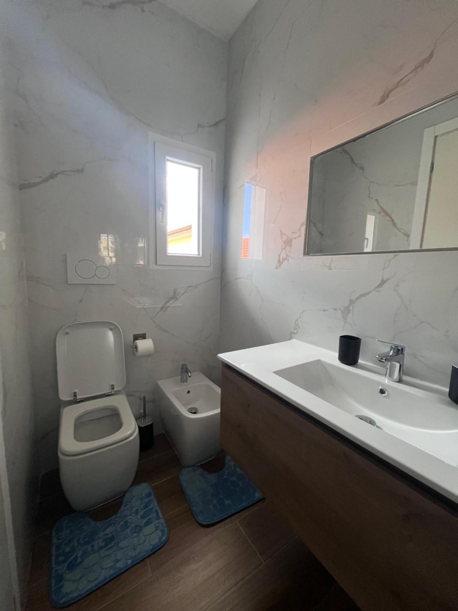 La Casa Del Giglio Hotel Albenga Bagian luar foto