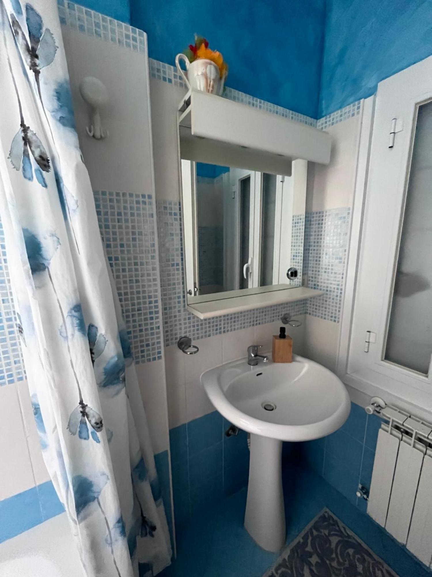 La Casa Del Giglio Hotel Albenga Bagian luar foto