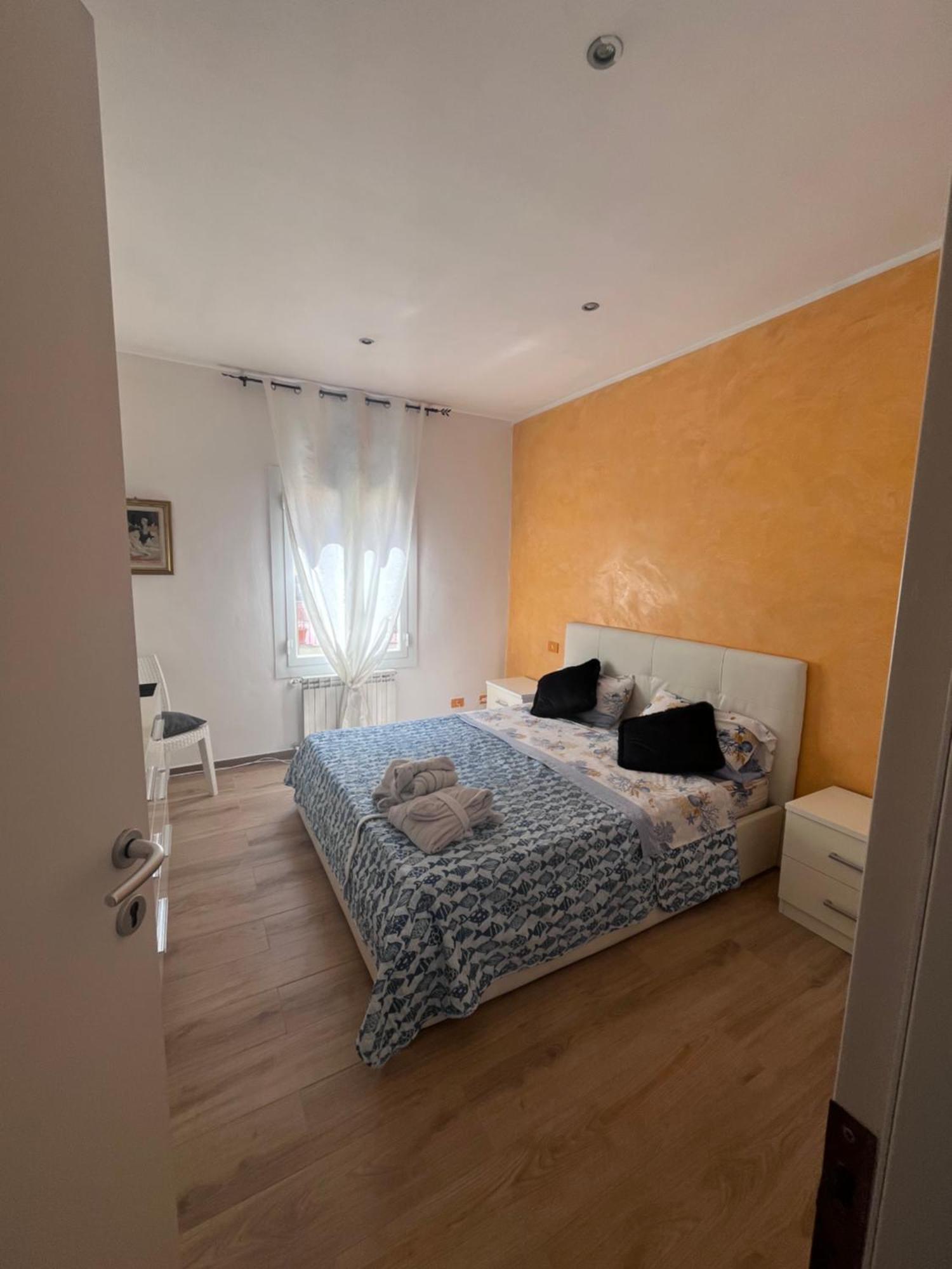 La Casa Del Giglio Hotel Albenga Bagian luar foto